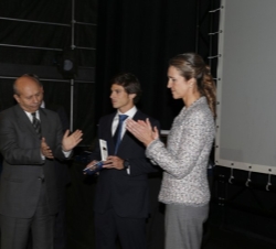 Su Alteza Real la Infanta Doña Elena y el ministro de Educación, Cultura y Deporte, José Ignacio Wert, instantes después de haber hecho entrega al viu